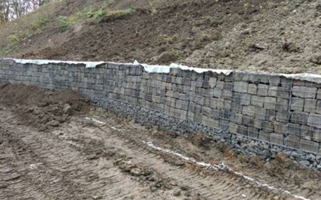 Gabiónový múrik pri kostole Barca v Košiciach