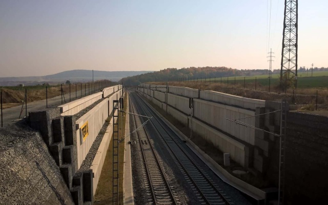 Výstavba vystužených oporných múrov v rámci modernizácie železnice na trati Rokycany Plzeň