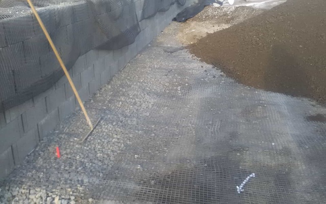 Děčín - Vilsnice, oporný múr z vystuženej zeminy pozdĺž Jílovského potoka