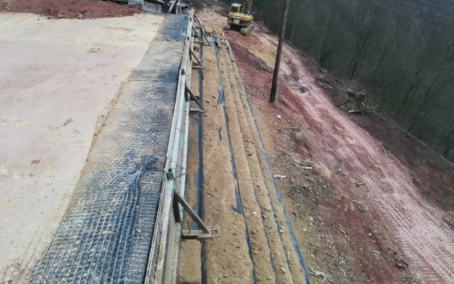 Realizácia zjazdu na strmý pozemok v Kadani