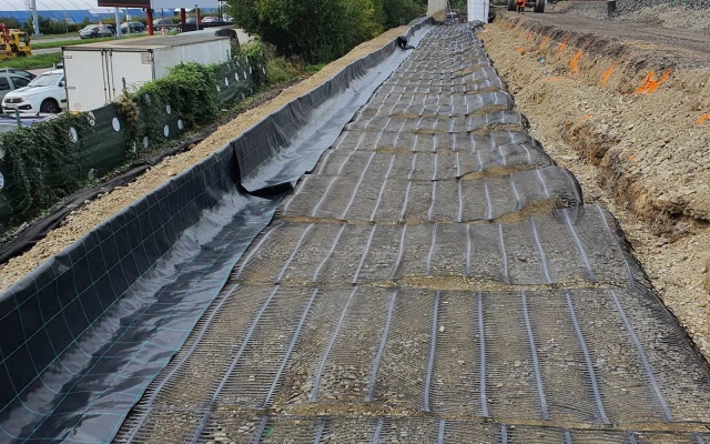 Praha - Rajská zahrada – vystužená oporná konštrukcia pod nástupišťom