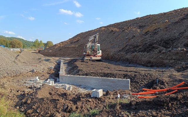 Oporné múry v priemyselnom parku v Ostrove nad Ohří