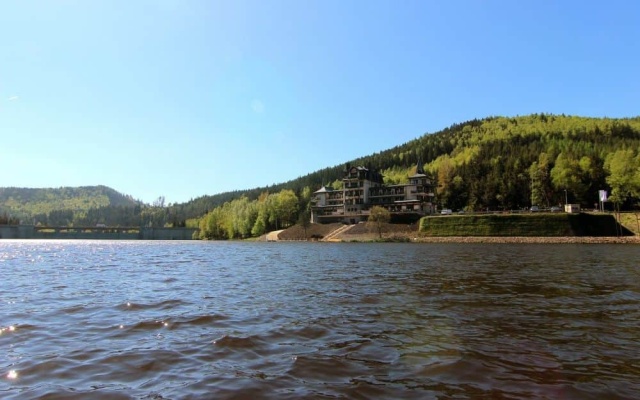 Vybudovanie spevnených plôch na svahovitom pozemku pri Karlových Varoch