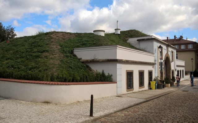 Spevnené vystužené svahy Písecké brány v Prahe