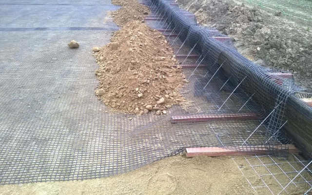 Ochranný zemný val z vystuženej zeminy neďaleko Března u Chomutova