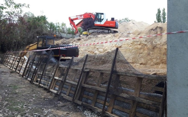 Slaný, strmý svah na hranici pozemku