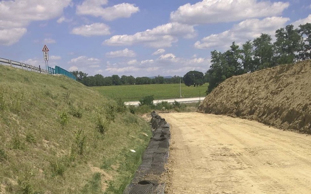 Terminál na R1 – Beladice, strmý svah z vystuženej zeminy