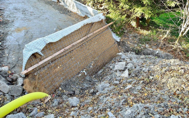 Rozšírenie manipulačnej plochy v Dolanoch pri Kladne pomocou vystuženého strmého svahu