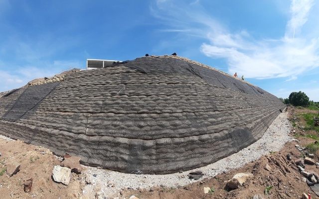 Strmý svah na hranici pozemku – technologické centrum Švédske šance