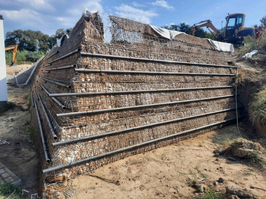 Strmé svahy vystužené geosyntetickými výstužami v Stupave‑Lintavách