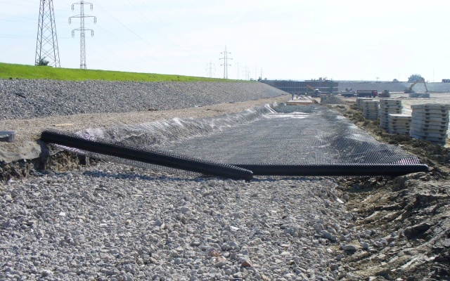 Spevnenie dna sedimentačnej nádrže cukrovaru v Dobrovicích