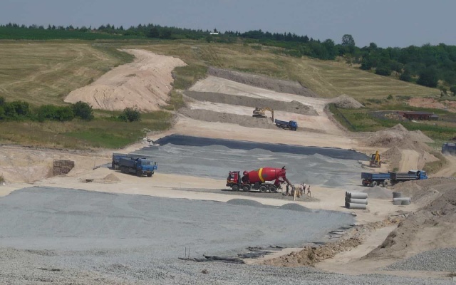 Vystužený sendvičový násyp na ceste II/236 v Lánech