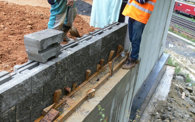 Mostné krídla z vyztuženej zeminy na obchvate Chebu
