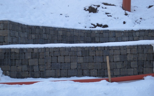 Gabiónový múrik pri kostole Barca v Košiciach