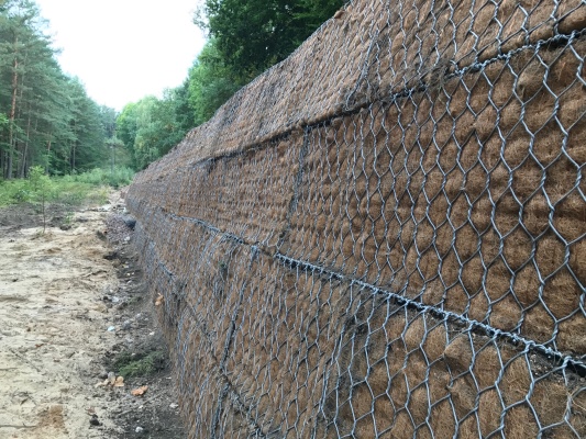 Troskovice, Cesta III/28115, strmý svah z vystuženej zeminy