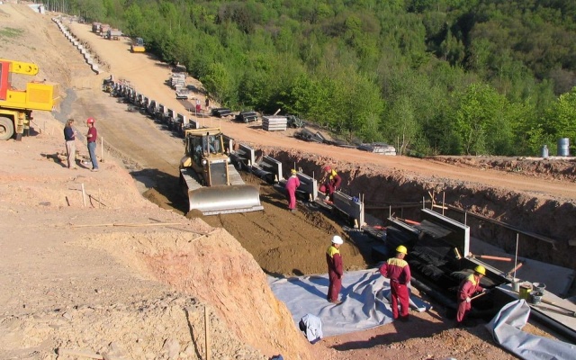 Oporný múr z veľkoplošných panelov na preložke cesty I/7 Chomutov – Křimov