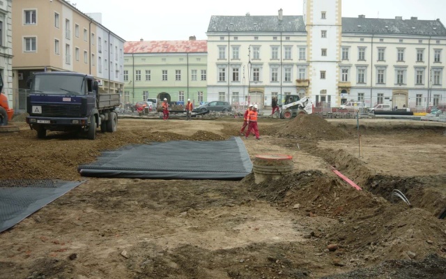 Zosilnenie podkladovej vrstvy parkoviska na námestí Přemysla Otakara v Litovli