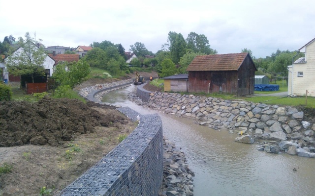 Oprava koryta potoka po povodniach pomocou gabiónových múrov v Závišicích
