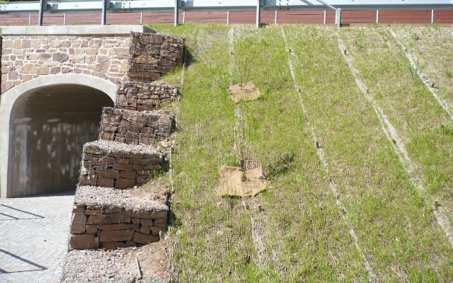 Kokosové siete ako protierózna ochrana svahov pri rekonštrukcii cesty v Žacléri