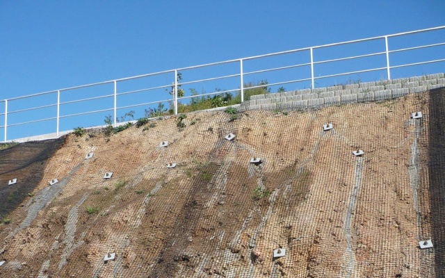 Protierózna ochrana svahu areálu drogérie DM v Jihlave