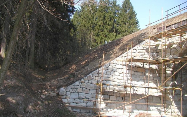 Protierózna ochrana krídel železničného mosta pri obci Urbaneč