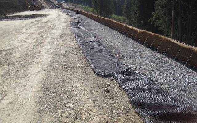 Vyztužené svahy pod diaľnicou D3 v úseku Svrčinovec – Skalité