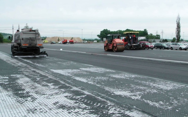 Vystuženie vrstiev parkoviska v areáli Škoda v Mladé Boleslavi
