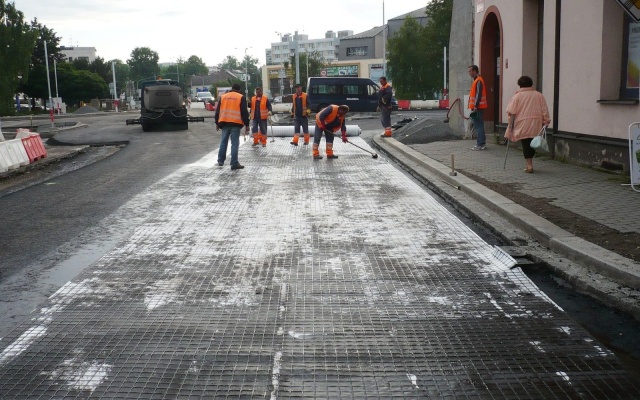 Vystuženie asfaltových vrstiev na križovatke v Havlíčkovom Brode