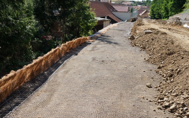 Jemnice, vystužený svah pod cestou