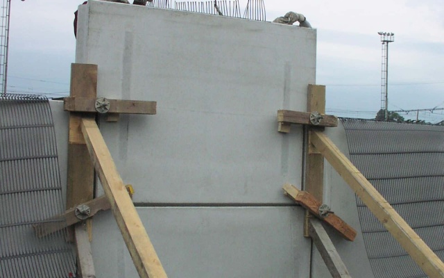 Oporná stena z veľkoplošných panelov na diaľnici D47 v Ostrave (rampa 8 MÚK Rudná)