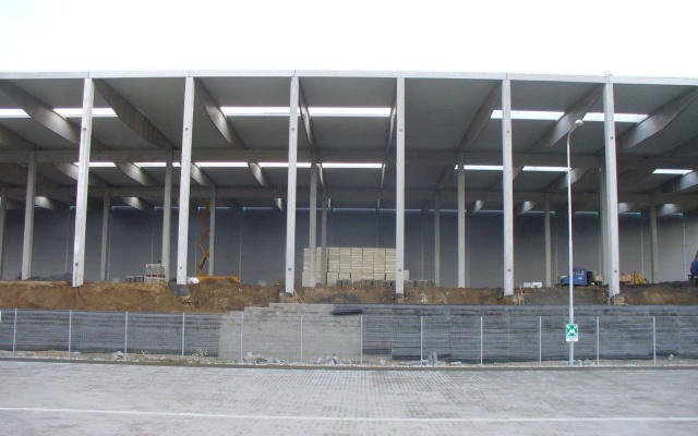 Liberec, oporný múr v areáli VGP parku