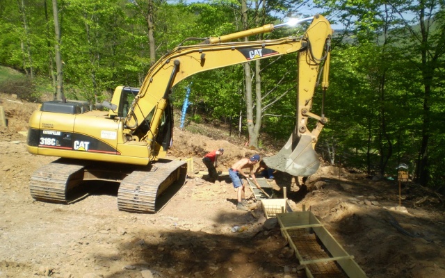 Oporný múr vyrovnávajúci strmý terén stanice lanovej dráhy zjazdovky v Klínech