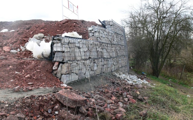 Oporný múr s lícom z prírodného kameňa v Ivančiciach