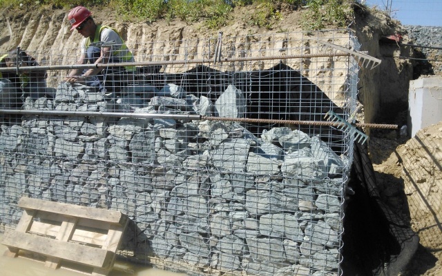 Gabiónový múr v areáli firmy Mercedes, Brno