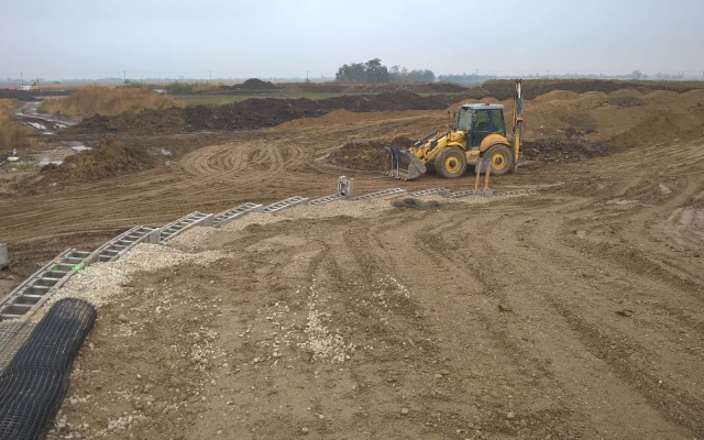 Vyztužená zeď u opěry mostu na dálnici D1 Senec - Blatné, křižovatka Blatné