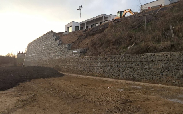 Lelekovice, nadstavba múru