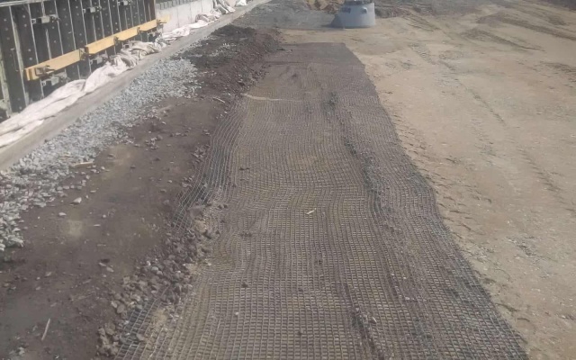 Děčín - Vilsnice, oporný múr z vystuženej zeminy pozdĺž Jílovského potoka