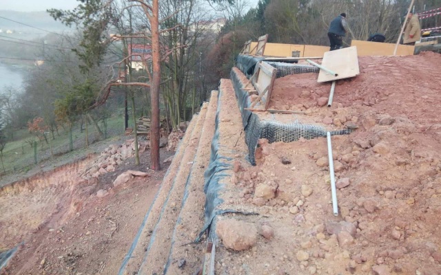 Realizácia zjazdu na strmý pozemok v Kadani