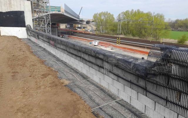 Vystužené krídla mostu na diaľnici D35, Časy - Ostrov