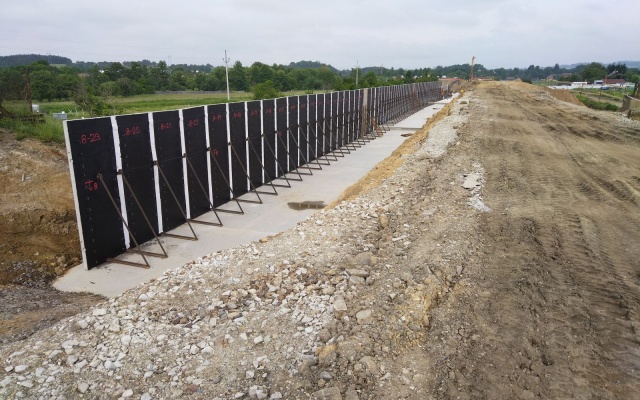 Oporný múr z vystuženej zeminy s lícom veľkoplošných panelov na trati vo Vlkove pri Tišnove