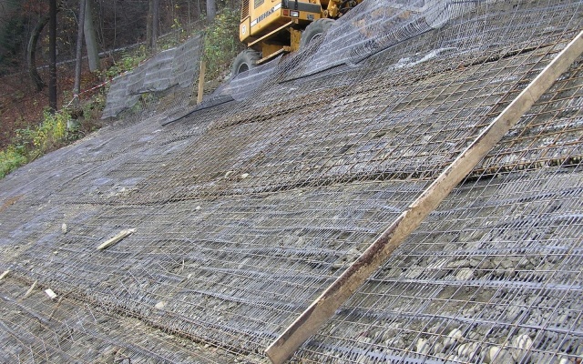 Spevnenie svahov výjazdového portálu tunela Hnevkov II