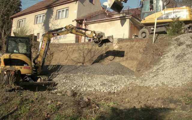 Sanácia zosuvu obecnej komunikácie v Louce pri Ostrohu