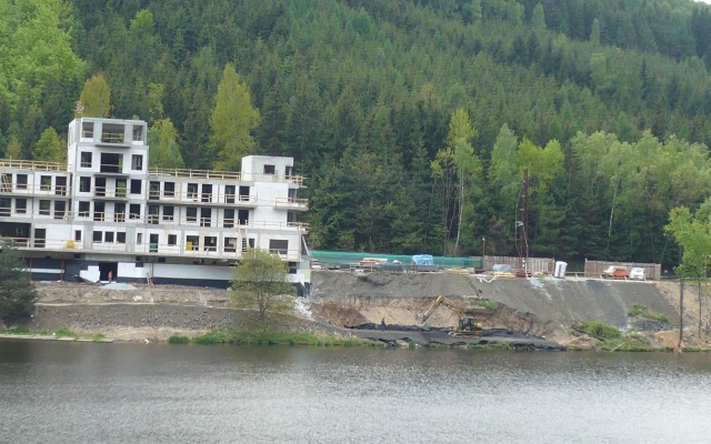 Vybudovanie spevnených plôch na svahovitom pozemku pri Karlových Varoch