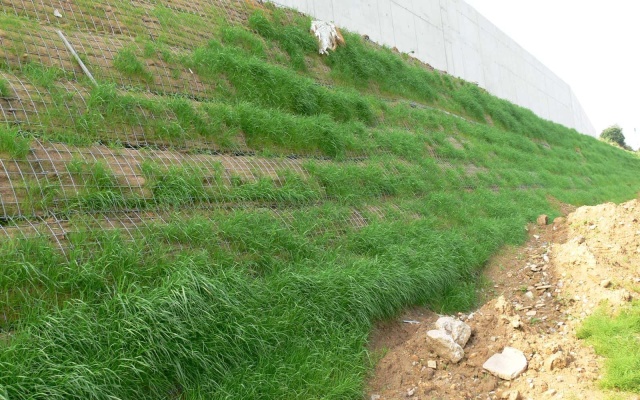 Strmý svah so silážnou jamou v korune vo Velké Bíteši