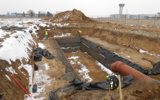 Spevnenie a protierózna ochrana svahov retenčnej nádrže v priemyselnom parku v Košiciach