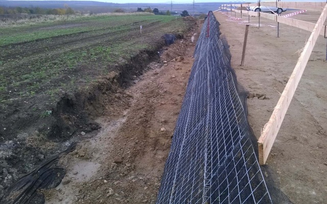 Ochranný zemný val z vystuženej zeminy neďaleko Března u Chomutova