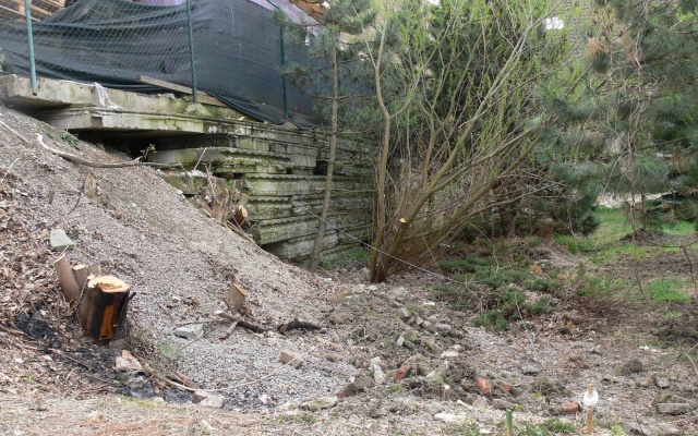 Rozšírenie manipulačnej plochy v Dolanoch pri Kladne pomocou vystuženého strmého svahu