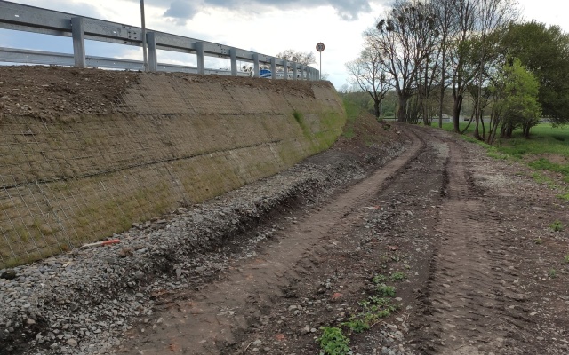 Vyztužený násyp komunikácie nad železničnou traťou pri Hustopečiach nad Bečvou