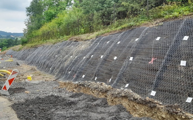 Zabezpečenie stability svahu zemnými kotvami na ceste III/48414 v Lubne