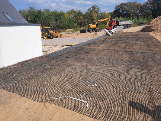 Strmé svahy vystužené geosyntetickými výstužami v Stupave‑Lintavách